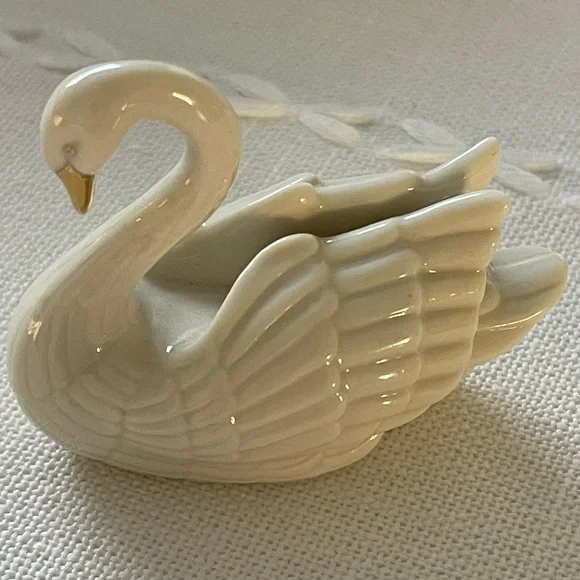 Lenox Cream and Gold Swan Ceramic Figurine - Picture 1 of 7